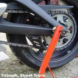 Protège chaîne inférieur GBRacing Triumph Daytona 675 20062010
