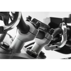 Rehausseur de guidon hauteur 20mm SW-MOTECH Gris pour Triumph Street Triple 675 2012 et +